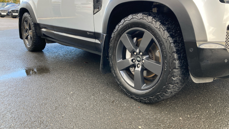 Land Rover Defender 3.0 D300 X-Dynamic HSE 110 5dr Auto Diesel Estate